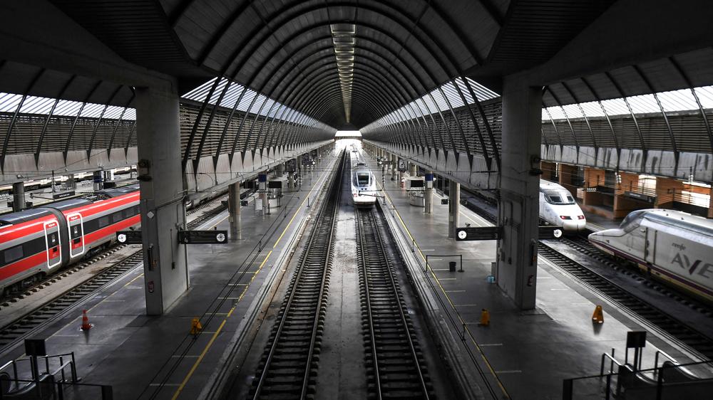  In Spanien haben die Lokführer am Montag gestreikt, um nach schweren Zugunglücken mehr Sicherheit auf den Schienen zu fordern.