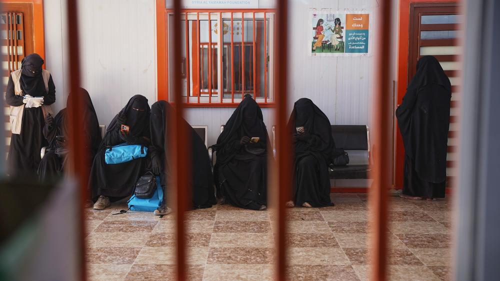 Syrien: Frauen warten in einem medizinischen Zentrum im Lager Al-Hol (Aufnahme vom 4. Februar).