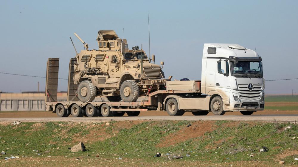 US-Milit&auml;r: Ein Lkw mit geladenem Gel&auml;ndefahrzeug des US-Milit&auml;rs verl&auml;sst am 23. Februar die US-Milit&auml;rbasis Kasrak in Syrien.