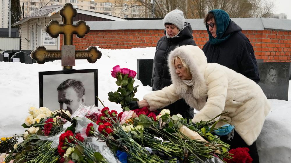  Die Mutter von Alexej Nawalny am Grab ihres Sohnes auf dem Borissowskoje-Friedhof in Moskau