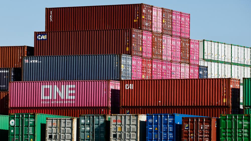 US customs policy: Containers are loaded at the port of Los Angeles: trade with the USA remains unpredictable.