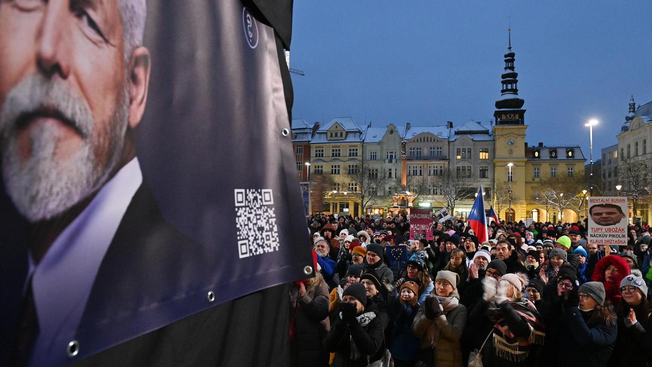 Tschechien: Tausende Menschen demonstrieren in Tschechien für Präsident Petr Pavel