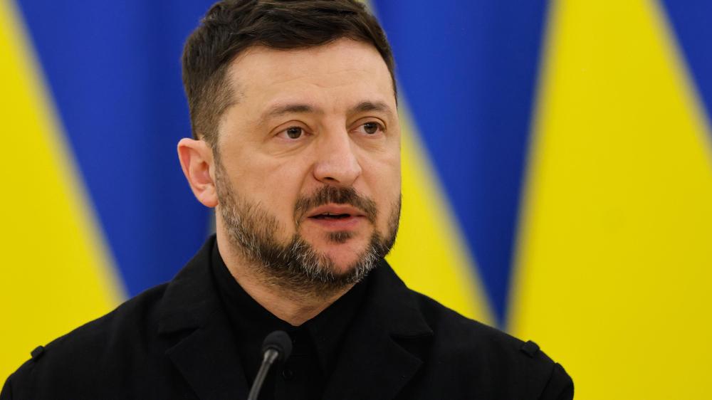  Der ukrainische Präsident Wolodymyr Selenskyj betont, dass vor einer Wahl in der Ukraine ein Waffenstillstand stehen müsse.