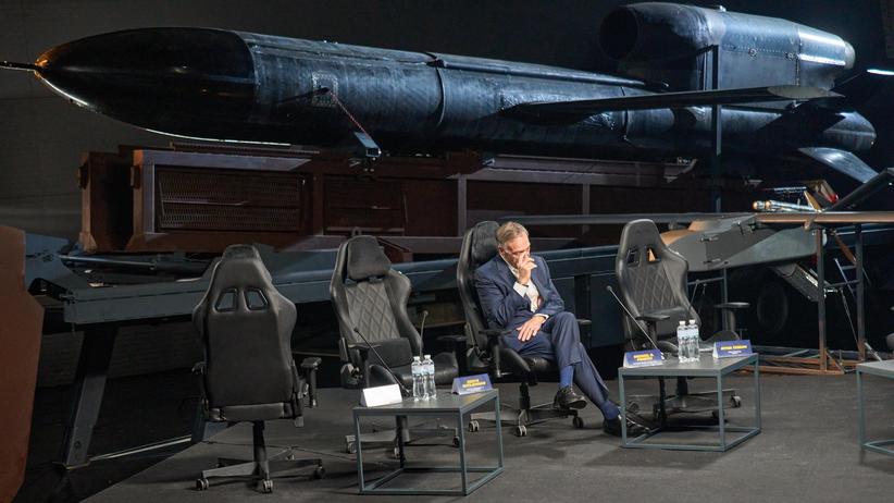 Lage in der Ukraine: Ehemaliger US-Außenminister Mike Pompeo, inzwischen im Beirat des Flamingo-Herstellers  Fire Point, bei einer Pressekonferenz in Kyjiw am 21. Februar –&nbsp;ein Tag nach dem Angriff auf die  Fabrik in Wotkinsk.