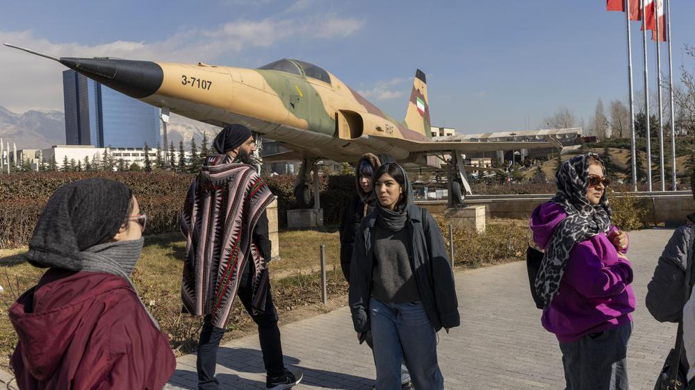 US-Verhandlungen mit dem Iran: Schwierige Gespräche erwartet: Der Iran besteht darauf, ausschließlich über sein Atomprogramm zu verhandeln, während die USA auch andere Waffensysteme sowie die regionale Rolle des Regimes zum Thema machen wollen.