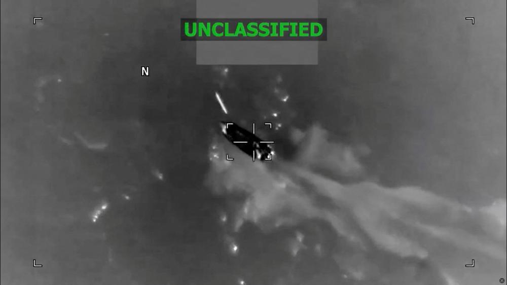 Pazifik: Ein vom US-Militär veröffentlichtes Foto vom 13. Februar zeigt ein mutmaßliches von Drogenschmugglern betriebenes Boot vor einem Angriff.