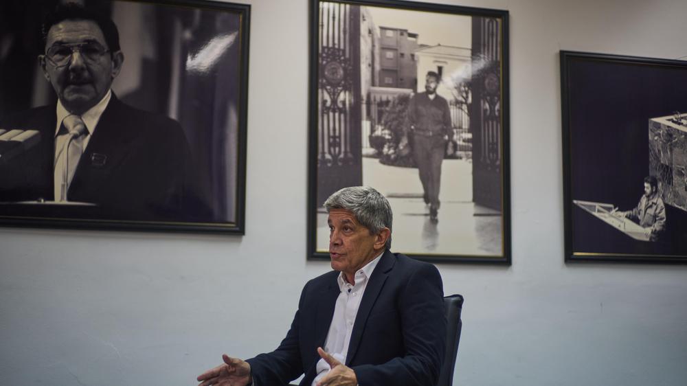  Der stellvertretende kubanische Außenminister Carlos Fernández de Cossío gibt ein Interview vor Bildern von Raúl Castro, Fidel Castro und Che Guevara im Außenministerium in Havanna.