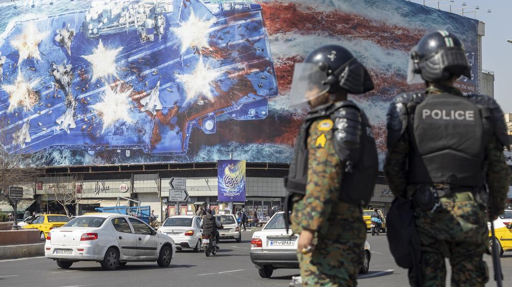 Die USA haben angekündigt, ihre Sanktionen gegen den Iran zu verschärfen. In Teheran hängt an einem Regierungsgebäude US-feindliche Plakatierung.
