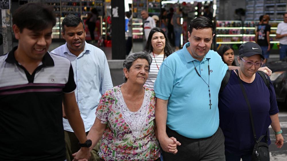  Der venezolanische Menschenrechtsaktivist Javier Tarazona wurde nach seiner Freilassung von seinem Bruder und seiner 71-jährigen Mutter in Empfang genommen.