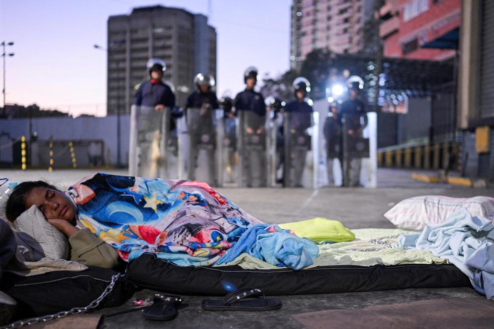 Venezuela: Angehörige eines Inhaftierten bei einer Dauerkundgebung vor einem Haftzentrum in Caracas am 14. Februar 2026