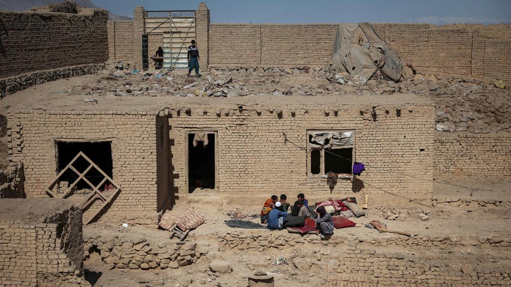 Eine Familie sitzt in einem Vorort von Kabul vor einem Haus, das laut den Taliban bei einem pakistanischen Luftangriff beschädigt wurde.
