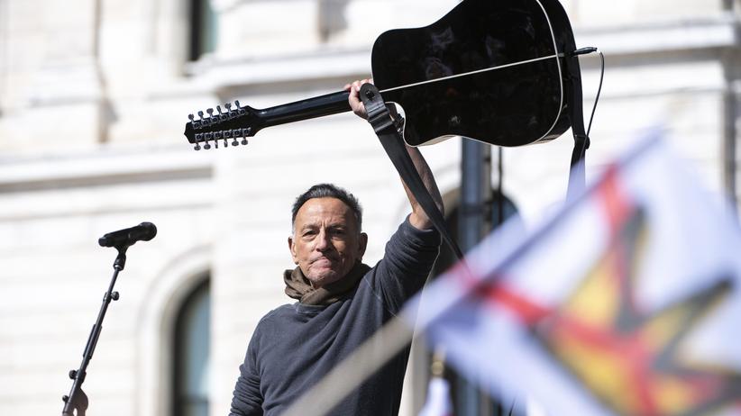 No Kings: Rockstar Bruce Springsteen tritt bei No-Kings-Protest in St. Paul auf.