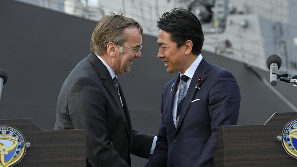 Boris Pistorius in Asien: Verteidigungsminister Boris Pistorius und sein japanischer Kollege, Shinjiro Koizumi, in Yokosuka.