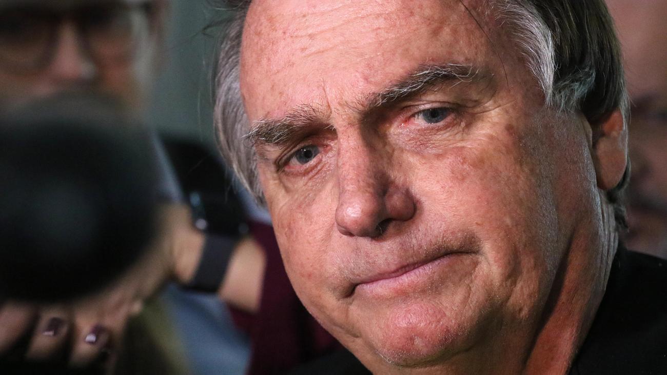 Brasilien: Brasilianischer Ex-Präsident Bolsonaro muss auf Intensivstation