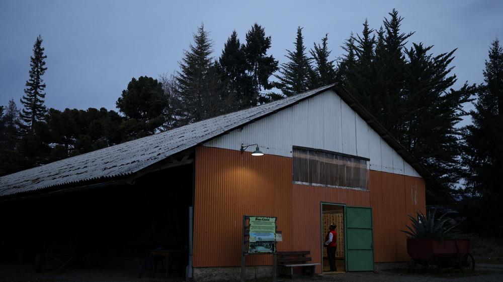  Ein Museum auf dem Gelände der ehemaligen Colonia Dignidad. Ein Teil der Siedlungsbewohner lebt bis heute dort.