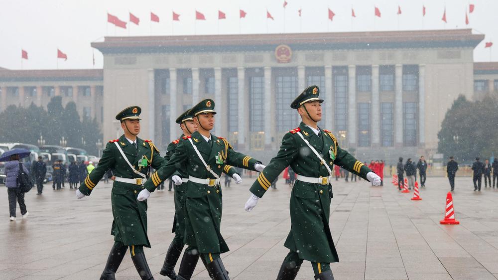  Paramilitärische Polizisten marschieren vor der Großen Halle des Volkes in Peking.