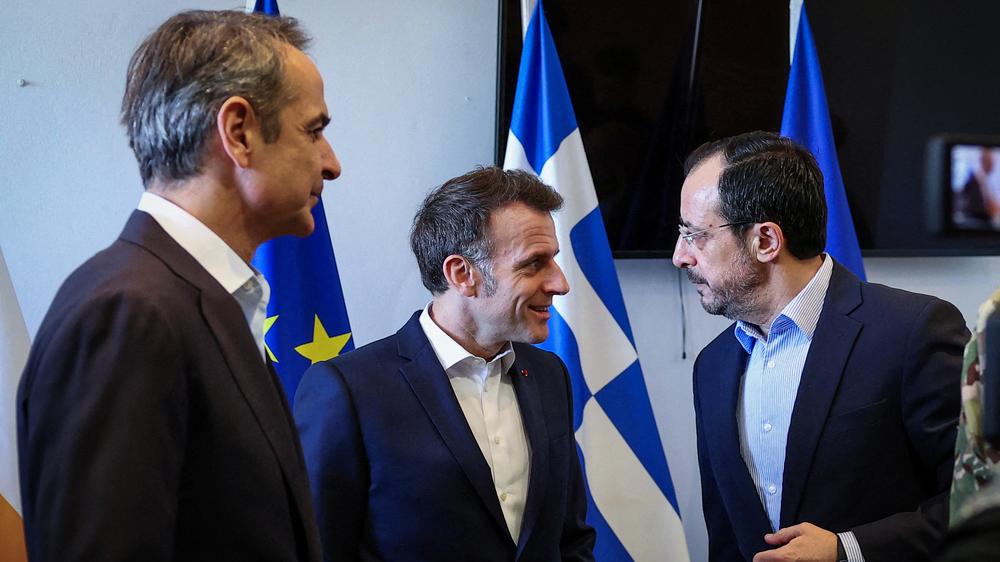  Frankreichs Präsident Emmanuel Macron (Mitte) hat den zyprischen Präsidenten Nikos Christodoulides (rechts) und den griechischen Premierminister Kyriakos Mitsotakis getroffen.