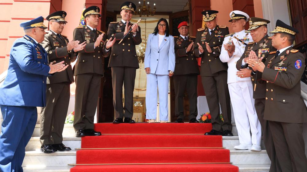  Nach der Verhaftung des linksnationalistischen Präsidenten Nicolás Maduro hat Delcy Rodríguez (mittig) übergangsweise die Führung in Venezuela übernommen.