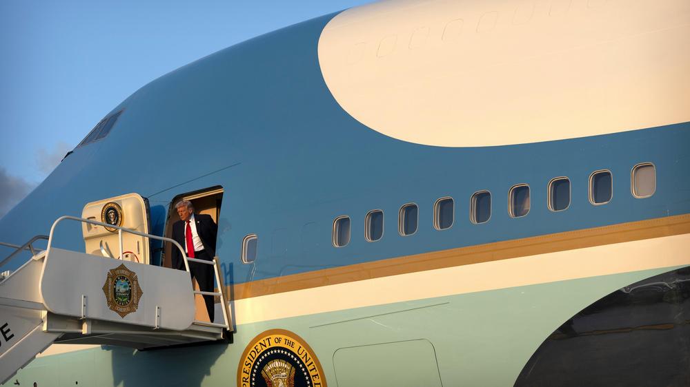  US-Präsident Donald Trump hat China darum gebeten, sein Treffen mit dem chinesischen Staatschef Xi Jinping um einen Monat zu verschieben.