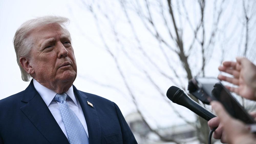  US-Präsident Donald Trump spricht vor dem Weißen Haus mit Journalisten.