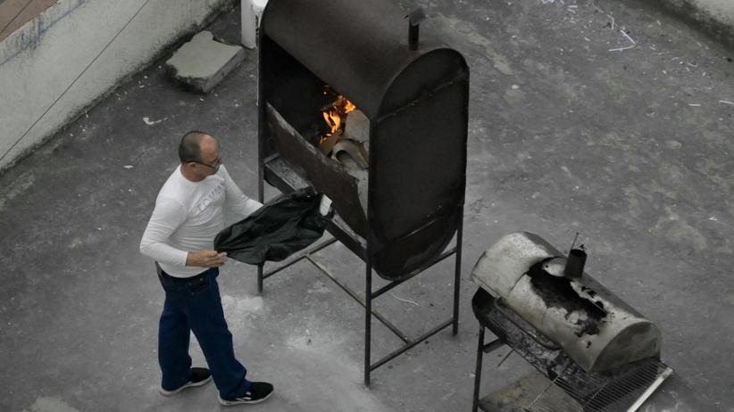 Kuba: Eine Person verbrennt auf der Dachterrasse der kubanischen Botschaft Papiere.