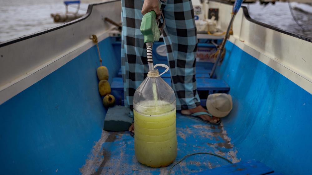 Energy crisis in Asia: A Filipino fisherman quickly buys boat fuel on March 9th.