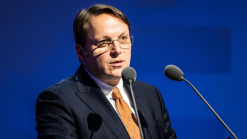  Europa muss unabhängiger von der Arzneimittelproduktion anderer Länder werden, fordert der EU-Kommissar für Gesundheit und Tierwohl, Olivér Várhelyi.