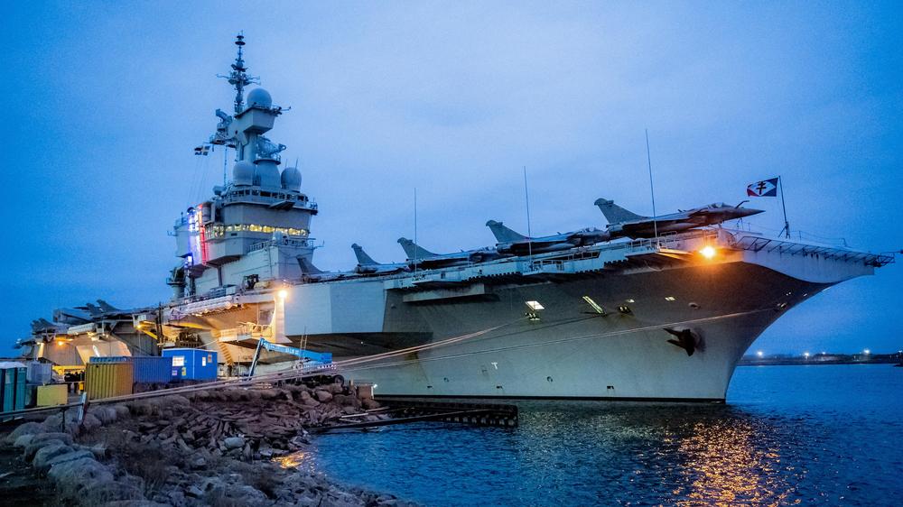  Ein Foto aus dem Februar 2026 zeigt den französischen Flugzeugträger "Charles De Gaulle". Dieser wurde nun von Frankreichs Präsident Emmanuel Macron ins Mittelmeer verlegt.