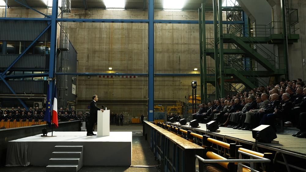 Frankreichs Präsident Emmanuel Macron bei seiner Rede auf dem Marinestützpunkt für Atom-U-Boote Île Longue in Crozon, Frankreich.