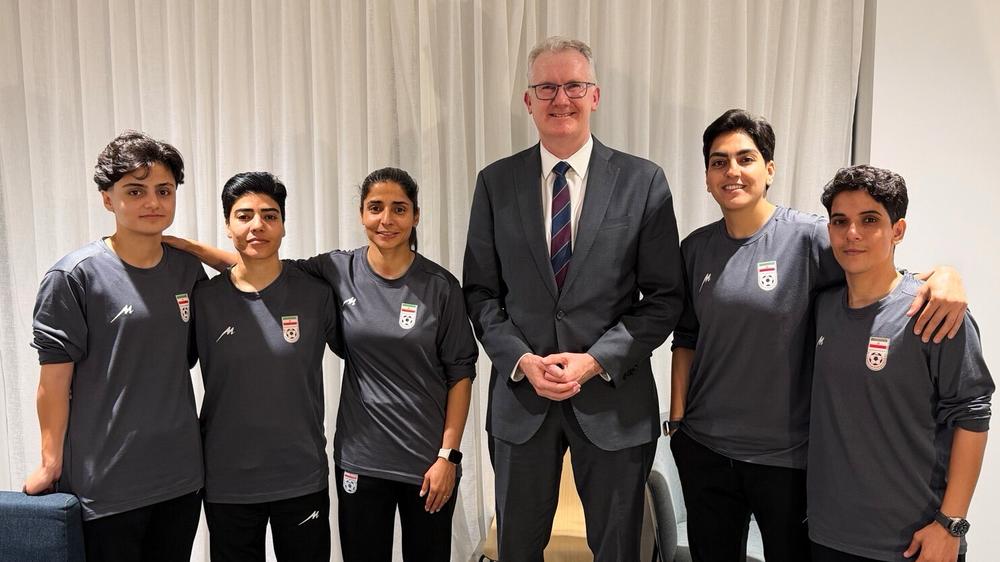 Women's national soccer team: Australian Home Affairs Minister Tony Burke (center) released a photo together with the five Iranian soccer players who were granted asylum in Australia.
