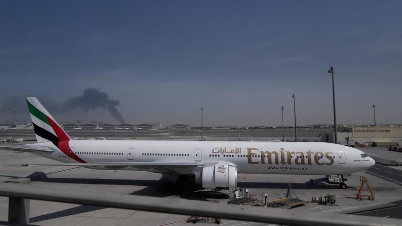 Angriff auf den Iran: Rauch steigt am Flughafen in Dubai auf.