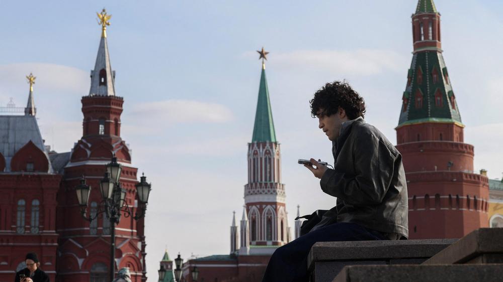 Internetsperre in Moskau: Ein Mann checkt sein Handy im Zentrum von Moskau. Auch hier gibt es zurzeit kaum Netz.