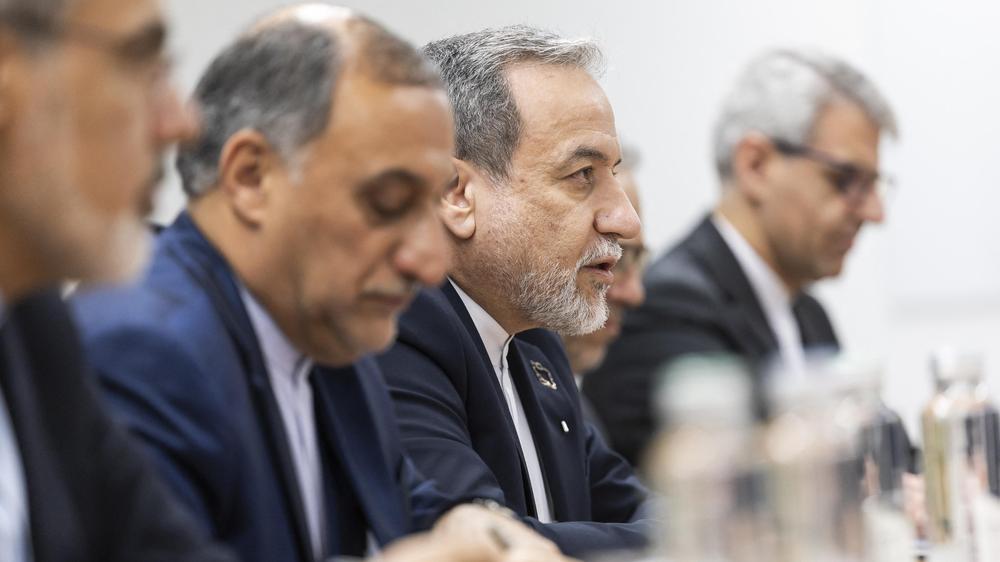 "Bislang gab es keine Verhandlungen mit dem Feind, und wir planen auch keine", sagte der iranische Außenminister Abbas Araghtschi.