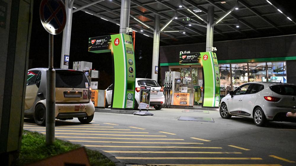  Eine Tankstelle in Ungarns Hauptstadt Budapest