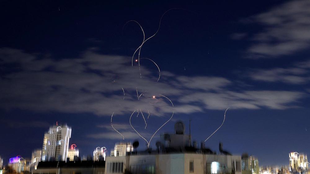  Raketenspuren sind über der israelischen Stadt Netanja zu sehen.