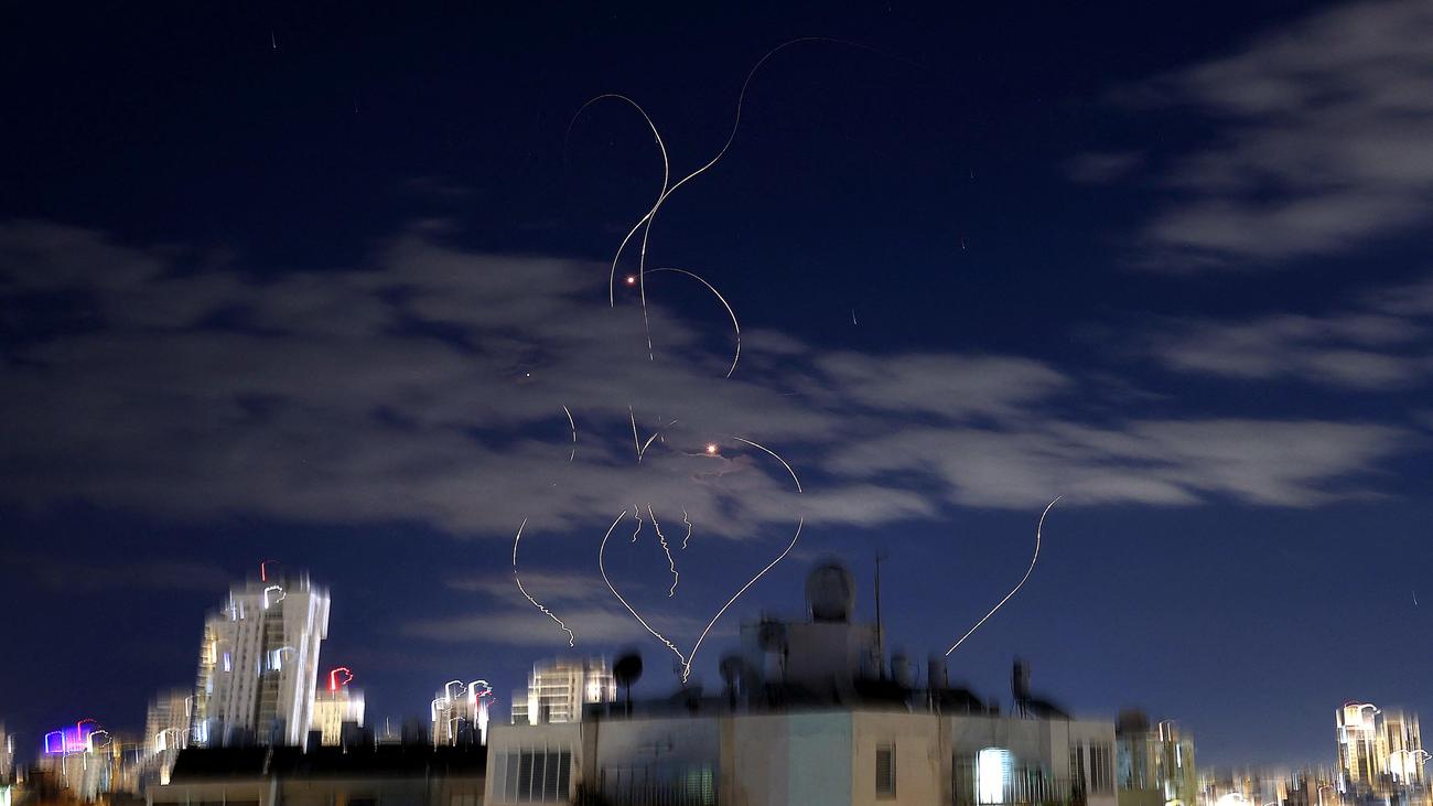 Iran-Überblick: Iran startet Angriffe unter neuer Führung, Israel fliegt Gegenangriffe