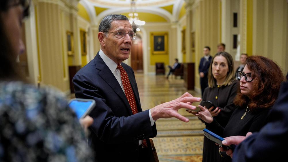  Der republikanische Abgeordnete John Barraso spricht nach der Abstimmung im US-Kapitol mit Journalisten.