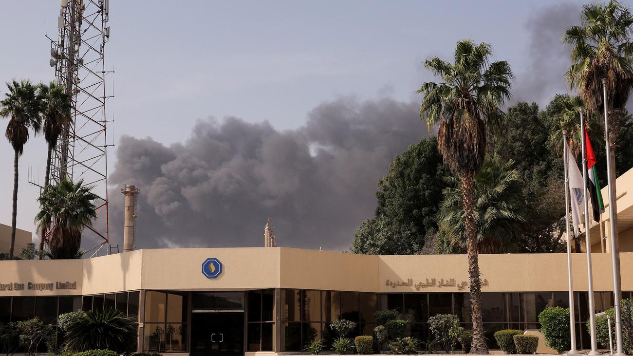 Iran-Überblick: Iran bestätigt Tod Chameneis, Explosionen in Golfregion