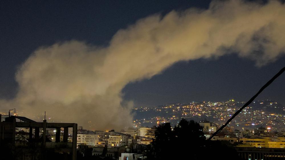  In Beiruts südlichem Vorort Dahieh steigt nach israelischen Luftangriffen Rauch auf.