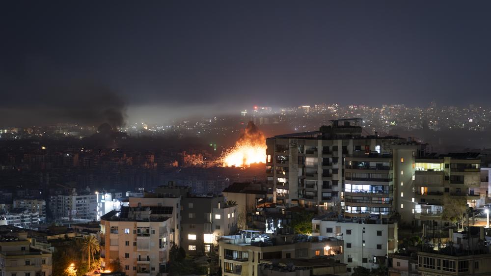  Nach israelischen Luftangriffen steigt Rauch über einem Vorort von Beirut auf.