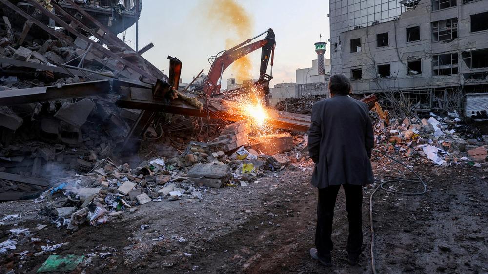  Ein Mann schaut auf eine Einschlagstelle nach einem Angriff des israelischen und US-amerikansichen Militärs in der iranischen Hauptstadt Teheran.