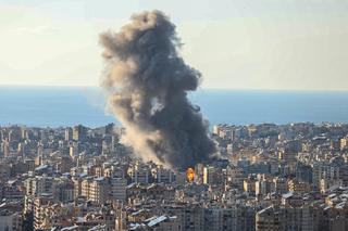 Irankrieg: Smoke plumes billow following Israeli bombardment on Beirut's southern suburbs on March 2, 2026. The war launched by the United States and Israel against Iran spread across the Middle East on March 2 with Lebanon's Hezbollah entering the fray and a British air base in Cyprus targeted. (Photo by IBRAHIM AMRO / AFP via Getty Images)
