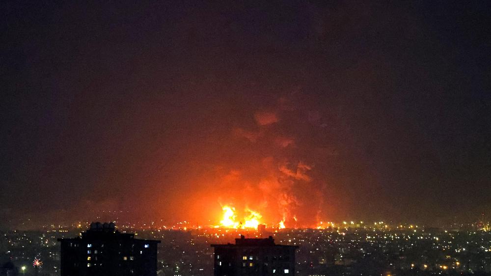  Nach israelischen Angriffen auf mehrere Öllager stieg über Teheran ein Feuerball auf.