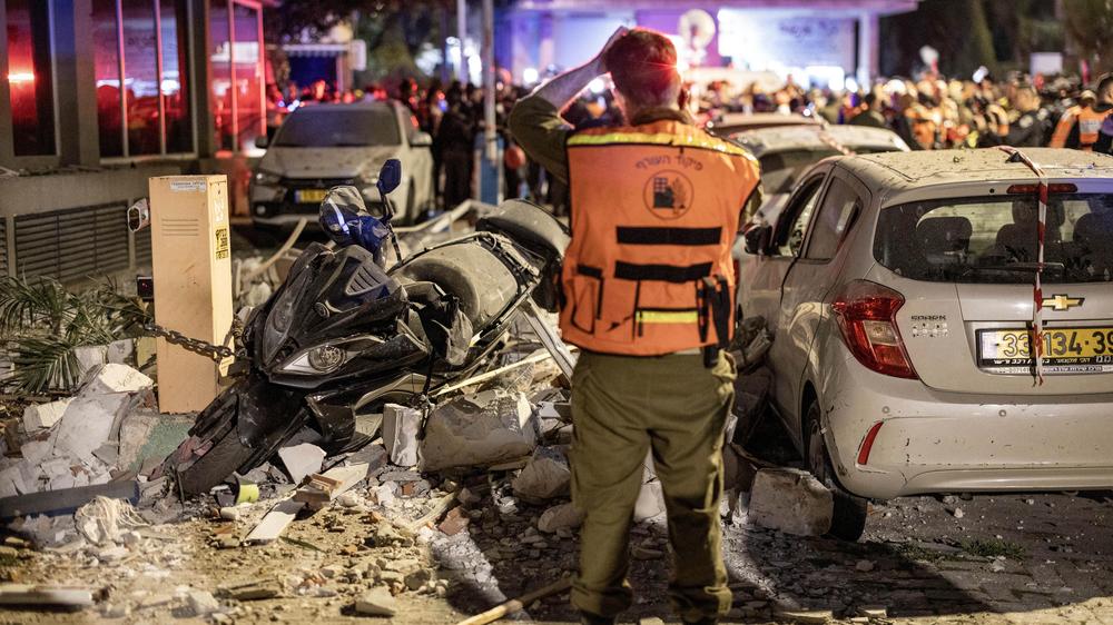  Laut israelischem Militär sind in der Nacht an mehreren Stellen im Zentrum des Landes Einschläge gemeldet worden.