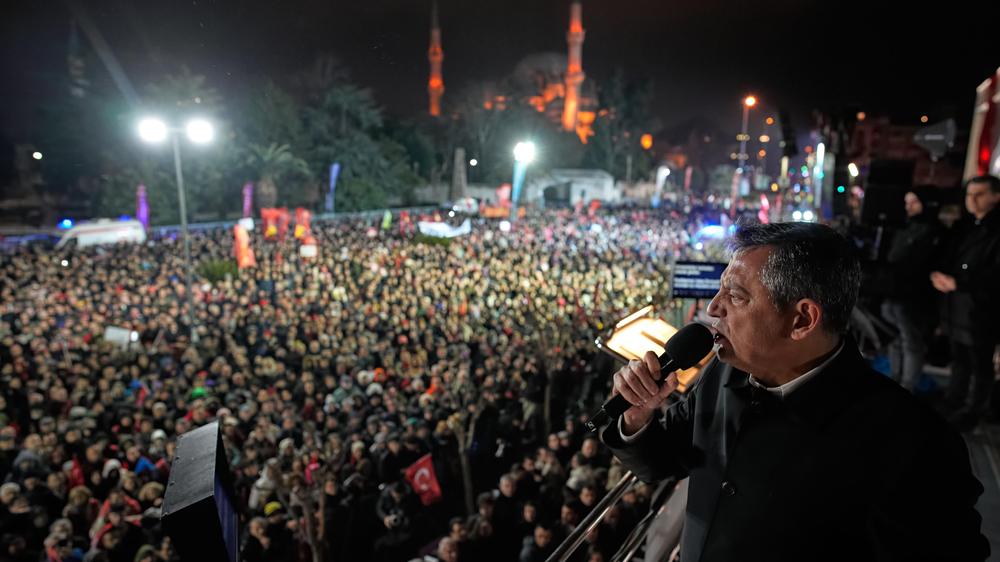  Özgur Özel, der Vorsitzende der größten türkischen Oppositionspartei CHP, spricht während der Kundgebung in Istanbul.