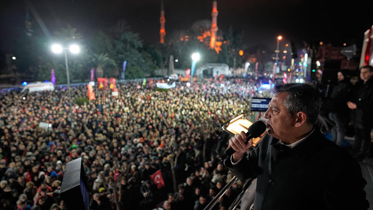 Türkei: Tausende protestieren am Jahrestag der Verhaftung von Ekrem İmamoğlu
