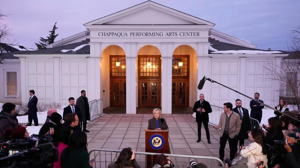  Die ehemalige Außenministerin Hillary Clinton spricht vor dem Chappaqua Performing Arts Center, nachdem sie im Rahmen einer Untersuchung des Kongresses über den verurteilten Sexualstraftäter Epstein ausgesagt hat.