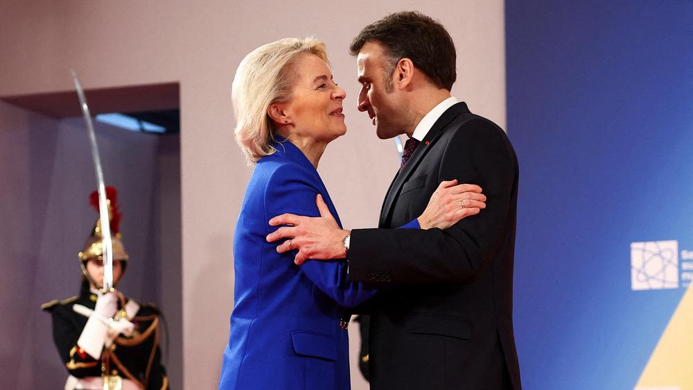  EU-Kommissionspräsidentin Ursula von der Leyen und Frankreichs Präsident Emmanuel Macron werben auf dem Kernenergiegipfel in Paris für mehr Investitionen.