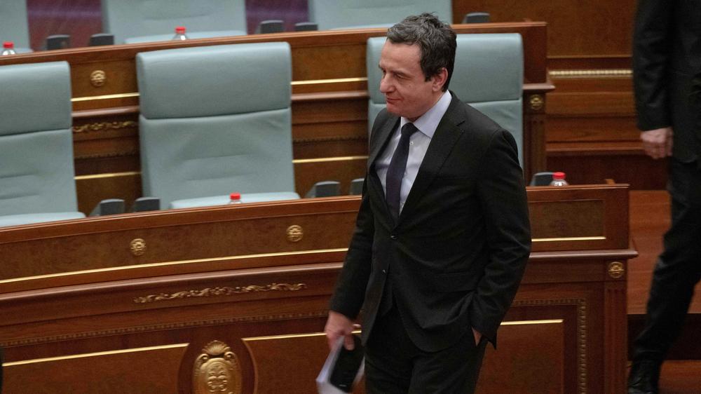  Kosovos Regierungschef Albin Kurti verließ am Abend das Parlament, nachdem die Wahl eines neuen Präsidenten gescheitert war.