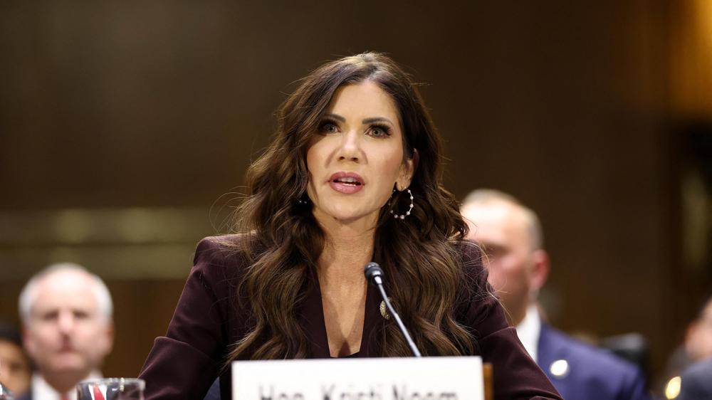  US-Heimatschutzministerin Kristi Noem steht nach tödlichen Einsätzen der Einwanderungbehörde ICE in der Kritik.